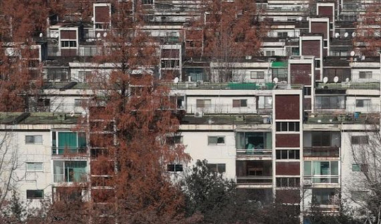 반포주공1단지 일부 주민들이 조합을 상대로 낸 관리처분계획 무효확인 소송에서 패소하면서 이 단지의 10월 이주가 불가능해질 전망이다. 사진은 반포주공1단지 전경.<연합뉴스>